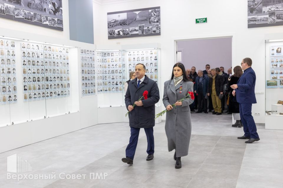 Председатель Верховного Совета Татьяна Залевская, глава Правительства Александр Розенберг и заместитель председателя Правительства Виталий Нягу — одни из первых посетителей зала памяти защитников Приднестровья