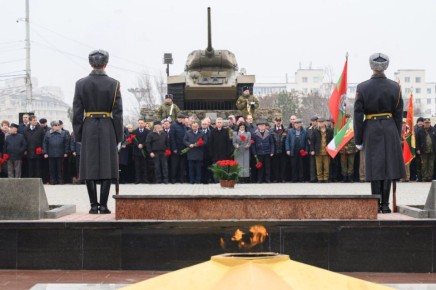 Президент ПМР Вадим Красносельский возложил цветы на Мемориале Славы в Тирасполе в память о погибших защитниках республики