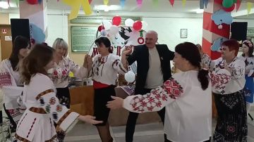 Утром в 17-й столичной школе учителя встречали школьников с хорой и в народных рубахах, директор тоже присоединился