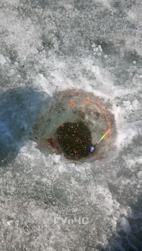 Хоть лёд на фото и не тонкий – выходить на него крайне опасно