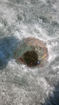 Хоть лёд на фото и не тонкий – выходить на него крайне опасно