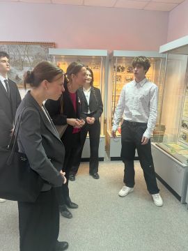 Делегация Посольства США в Республике Молдова посетила Тираспольскую гуманитарно-математическую гимназию