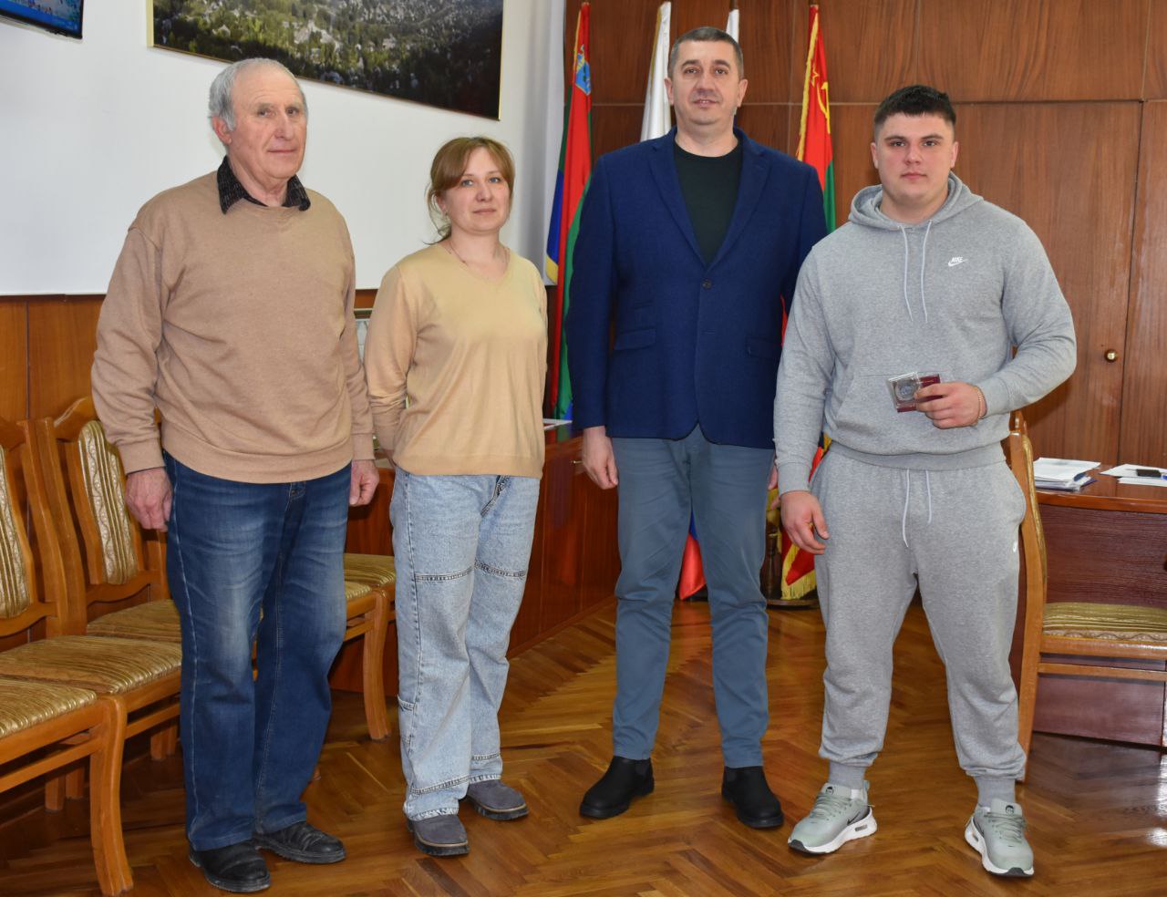 Наши люди – наша гордость. Накануне глава государственной администрации Каменского района и города Каменка вручил воспитаннику Каменской СДЮШОР Александру Мазуру удостоверение и нагрудный знак «Мастер спорта Приднестровской...