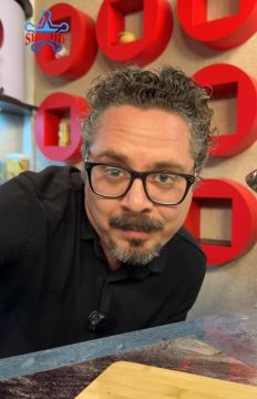 Юра Чернявский смотрит, все ли участвуют в розыгрыше призов к женскому дню от компании «Шериф»