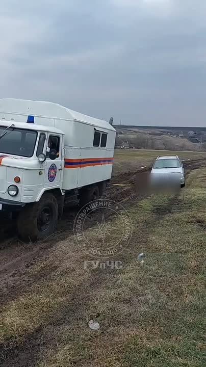 В Дубоссарах спасатели помогли соцработнику: его «Тойота» застряла в грязи по дороге от подопечных