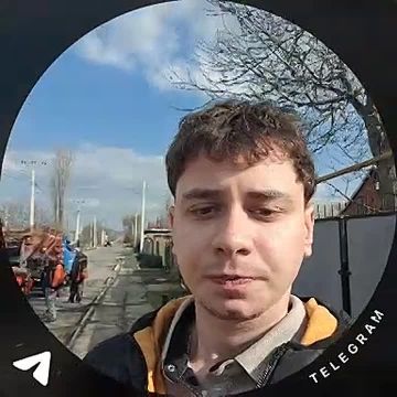 Водители сигналят и машут дорожникам, которые сейчас латают ямы в Тирасполе