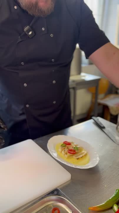 Шеф-повар ресторана «Россия» показал, как готовит кальмара на гриле с цитрусовым соусом – это одно из блюд для праздничного ужина в честь женского дня