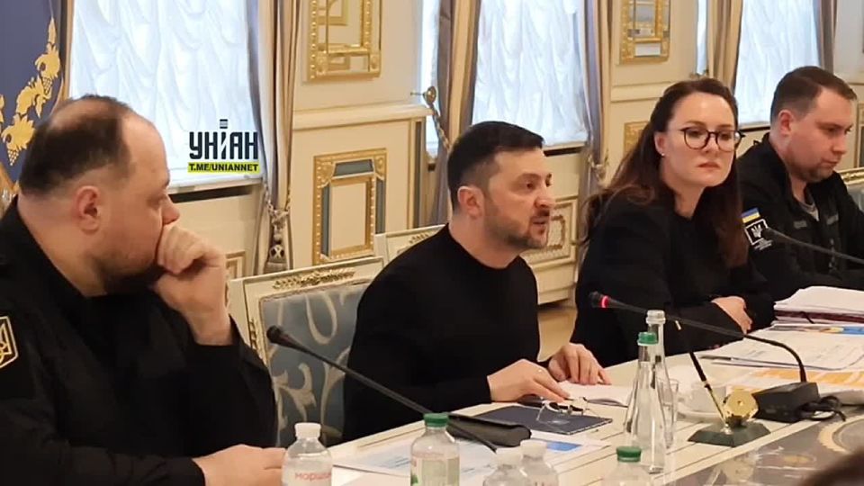 Зеленский угрожает Орбану, в свойственной ему манере наглости криворожской дипломатии говорит что, если Венгрия заблокирует 90 млрд транша от ЕС, то с Орбаном будут разговаривать военные