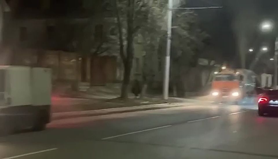 В Приднестровье пылесосят обочины дорог