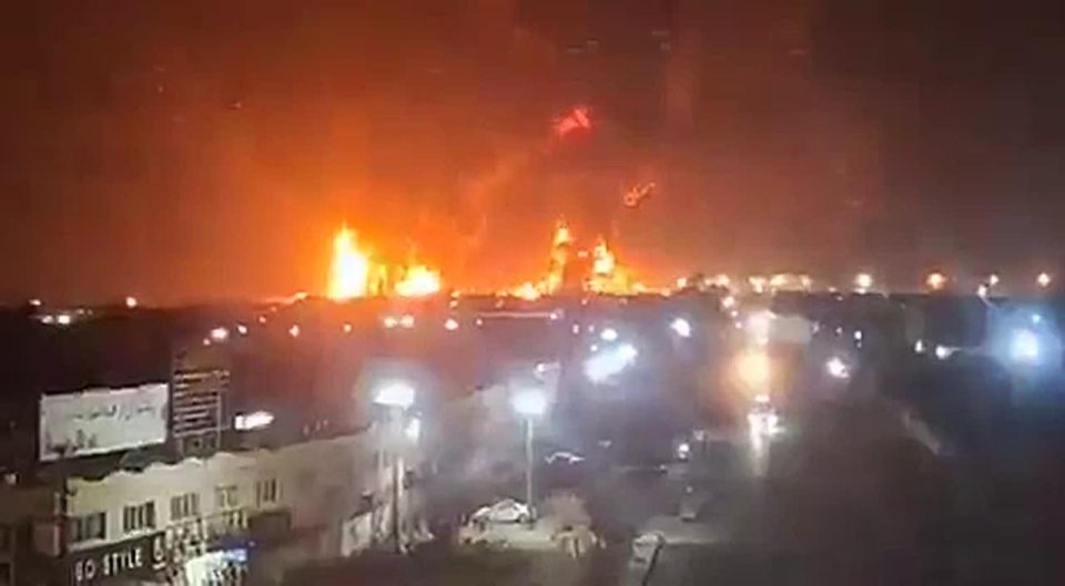 СМИ публикуют кадры пожаров на иранских нефтяных объектах