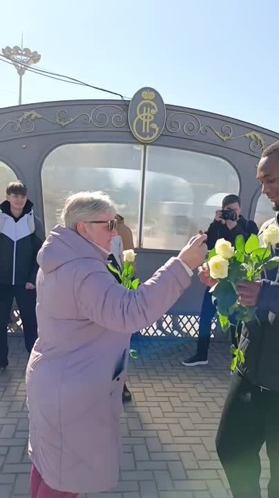 Наши женщины в ответ угощают футболистов конфетами