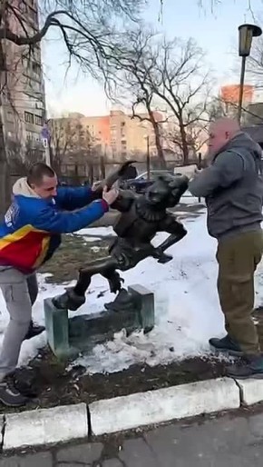 Тем временем хохлы потужно победили Буратино в Киеве