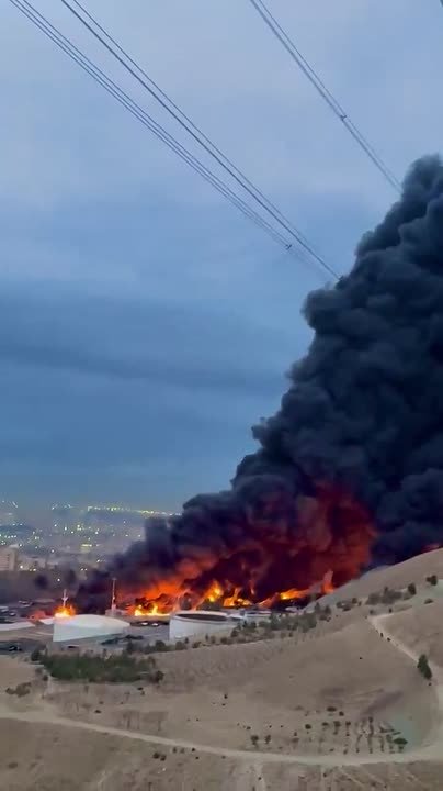 Мощный пожар начался на нефтехранилище в Иране после ночных авиаударов Израиля и США