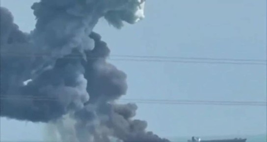 Заявлено как кадры горящего иранского судна в результате удара США в районе иранского порта Бендер-Аббас