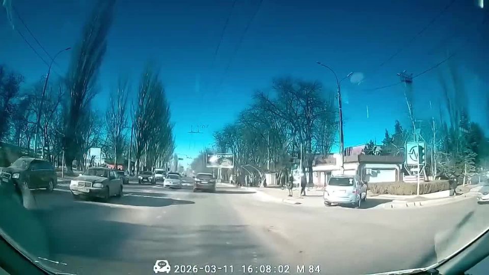 Тирасполь. Напротив тюи внедорожник заехал на тротуар