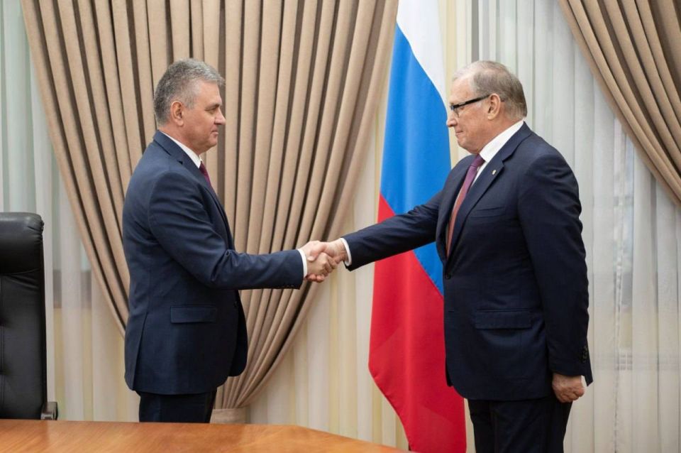 Президент Вадим Красносельский провёл рабочую встречу с Чрезвычайным и Полномочным послом РФ в Молдове Олегом Озеровым