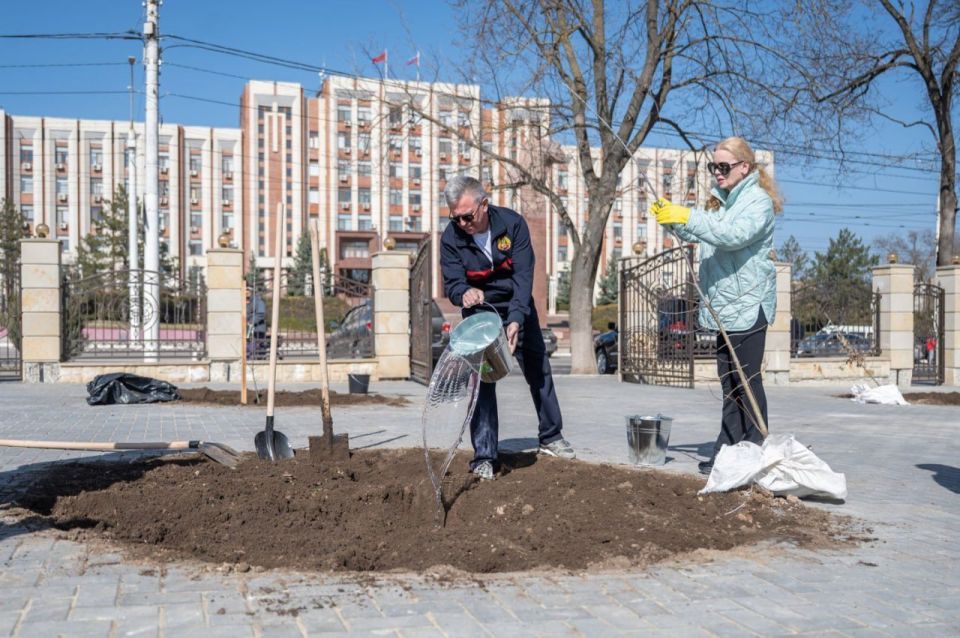 Супруги Красносельские открыли сезон городских субботников и озеленения