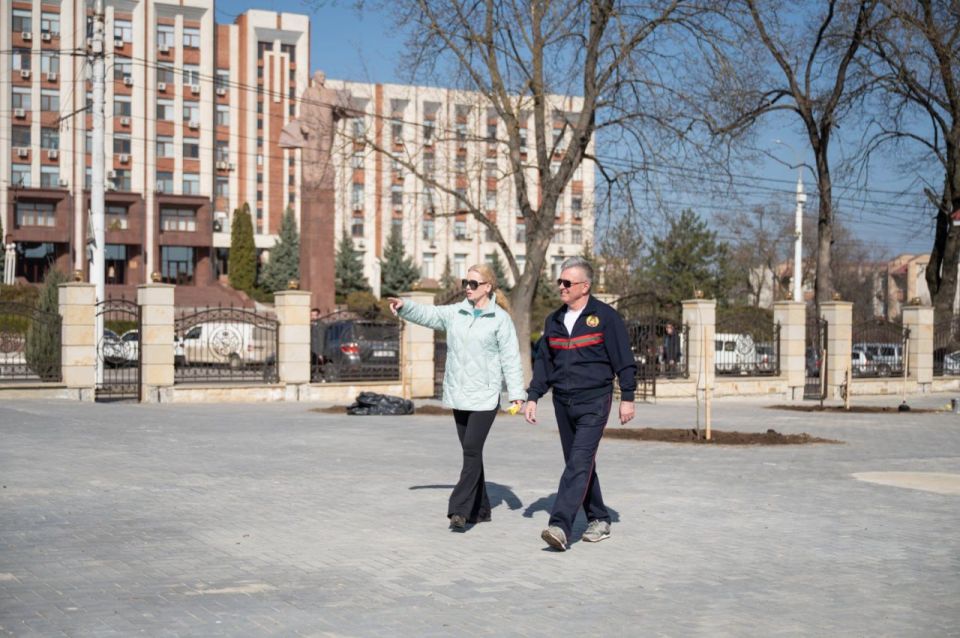 Супруги Красносельские открыли сезон городских субботников и озеленения