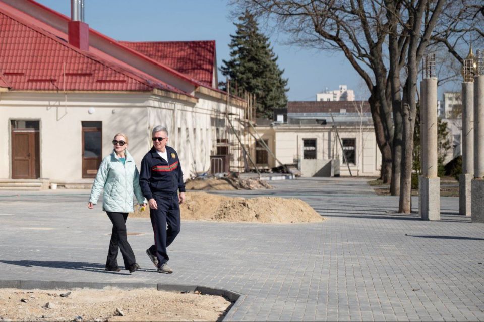 Супруги Красносельские открыли сезон субботников и озеленения