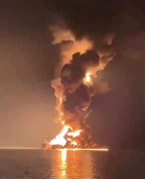 В водах ОАЭ после мощного удара загорелся танкер США