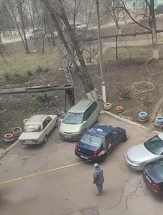 Колесо машины такси провалилось в яму