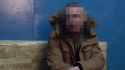 В Тирасполе пьяный мужик курил на памятнике танку и взял с мемориала гвоздики, чтобы подарить своей девушке