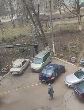 Колесо машины такси провалилось в яму