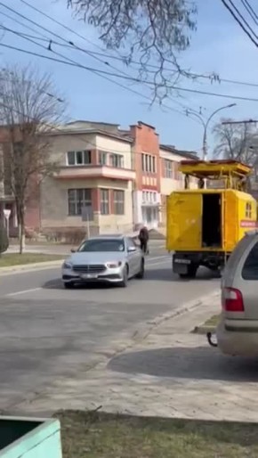 Вчера экипаж сотрудников милиции прикрывал своей машиной обрыв троллейбусной линии на Покровской