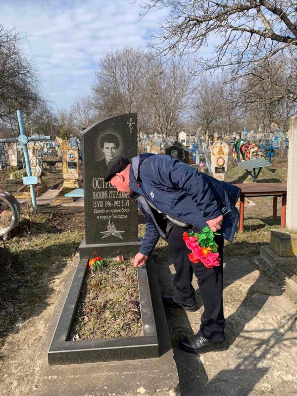 Сегодня, в годовщину создания Народного ополчения ПМР, представители Союза защитников Каменского района почтили память павших, возложив цветы к могилам погибших и умерших защитников Приднестровья, а также к мемориальному...