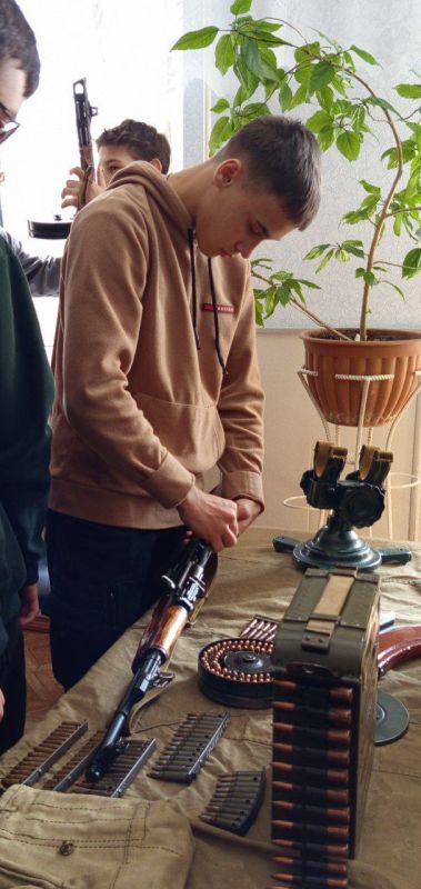 Прикосновение к истории. В Бендерской средней школе №20 состоялась встреча учащихся с представителями Черноморского казачьего войска