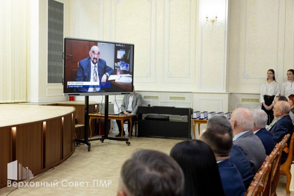 Во Дворце Республики чествовали работников и ветеранов Правительства