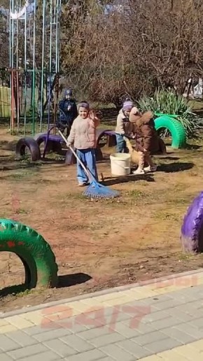 Милота дня. Малыши дубоссарского детского садика "Радуга" на субботнике