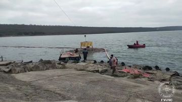 ГУпЧС делится кадрами с установки на Дубоссарской ГЭС «ловушки» для нефтепродуктов, которые попали в Днестр