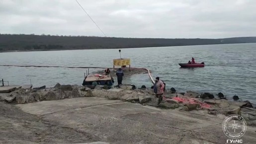 ГУпЧС делится кадрами с установки на Дубоссарской ГЭС «ловушки» для нефтепродуктов, которые попали в Днестр