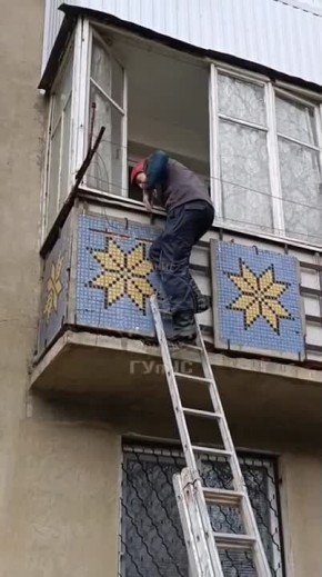 В Тирасполе 4-летняя девочка случайно заперла себя в квартире, когда мама ненадолго отлучилась