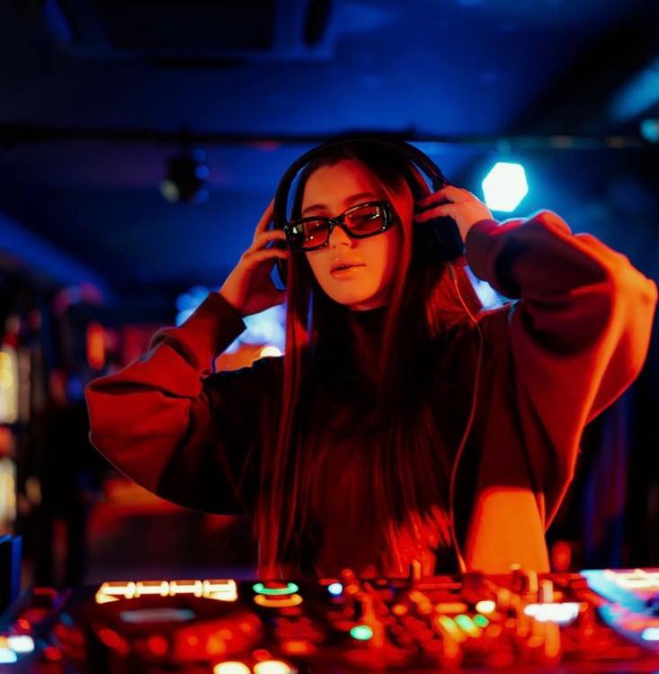 В мире, где музыку могут писать алгоритмы, настоящая магия происходит только на танцполе