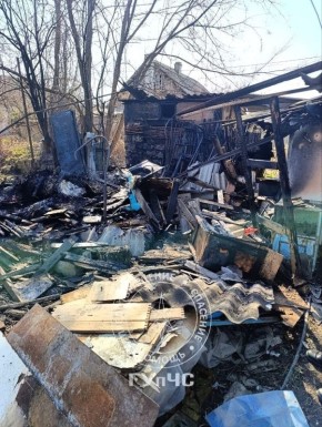 Вот так выглядят последствия пожара в 1-м Карьерном переулке — от хозпостройки почти ничего не осталось