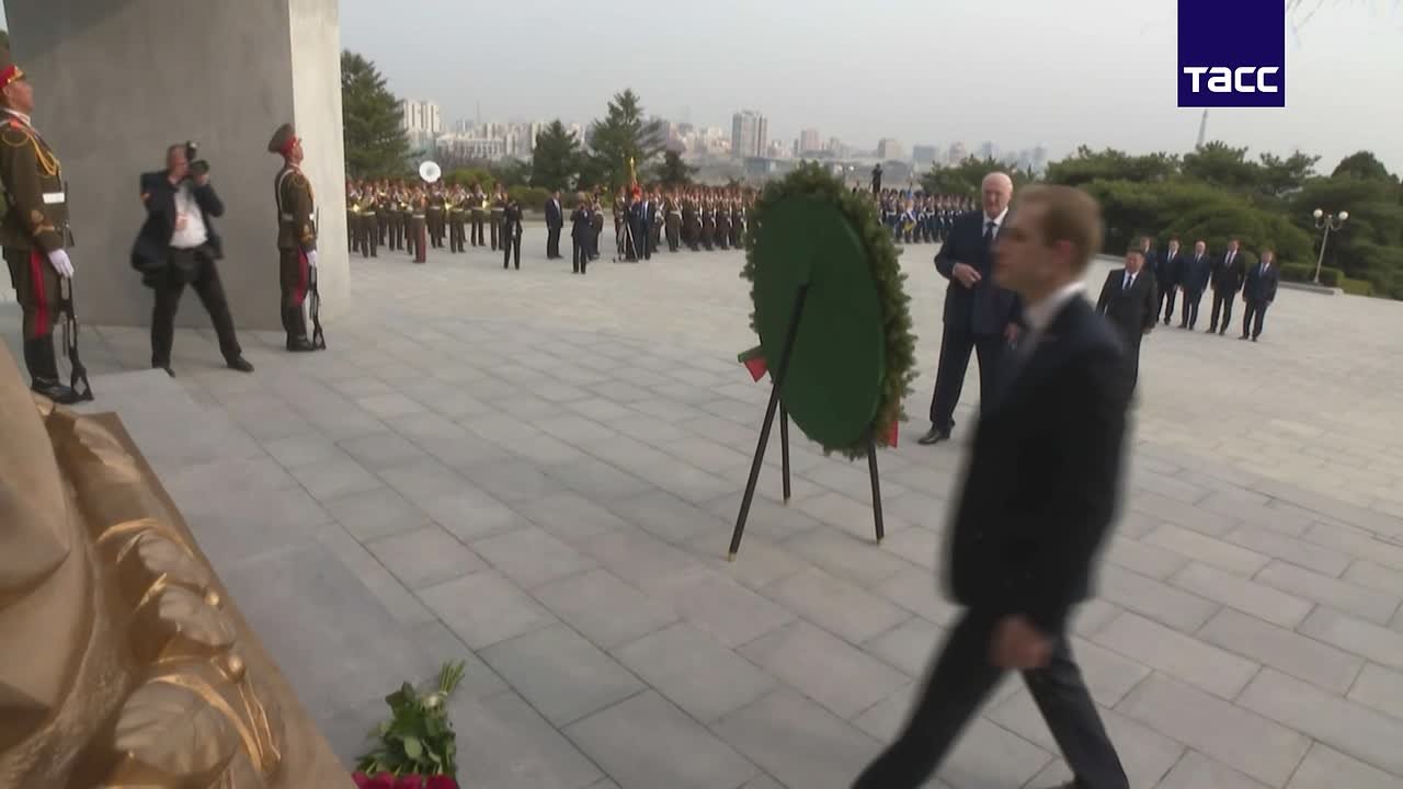 Президент Беларуси Александр Лукашенко по просьбе президента России Владимира Путина возложил цветы у монумента «Освобождение» в Пхеньяне в знак благодарности корейским солдатам за помощь в освобождении Курской области от...