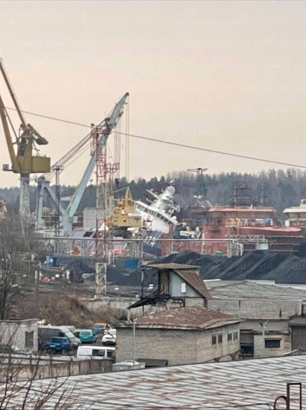 В Ленобласти поражен патрульный ледокол «Дзержинский» проекта 23550, делали на Выборгском судостроительном заводе для Пограничной службы ФСБ РФ. На боку лежит