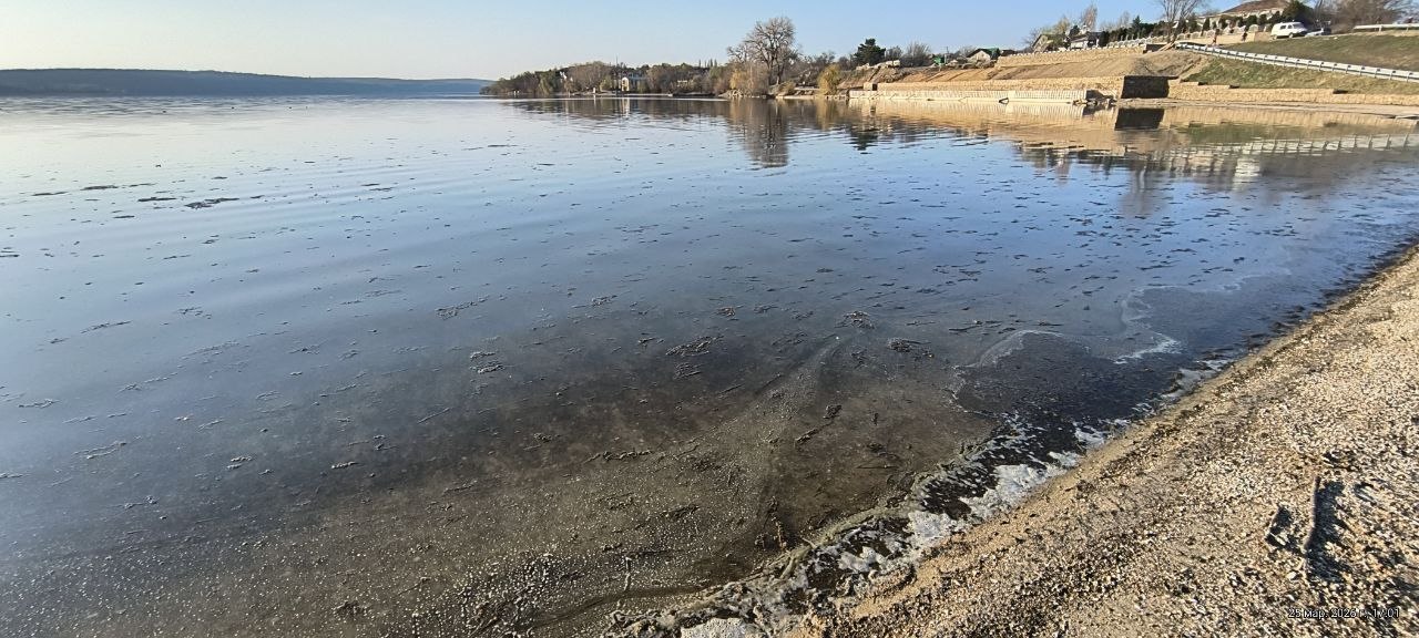 В Дубоссарах на Днестре у пляжа возле ГЭС появились странные пятна