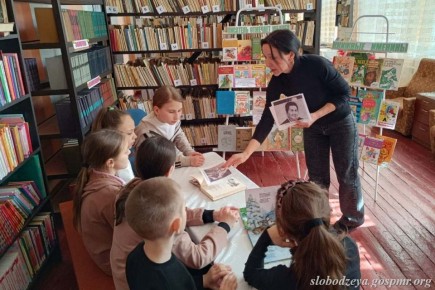 В библиотеке с. Коротное прошёл литературный час «Эй, спешите вы сюда! Неделя книги в гости к вам пришла!»
