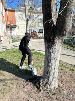 Творят добро. Курсанты ТЮИ помогли Республиканскому специализированному дому ребёнка подготовиться к весенним праздникам: убрали территорию, побелили бордюры и обкопали деревья
