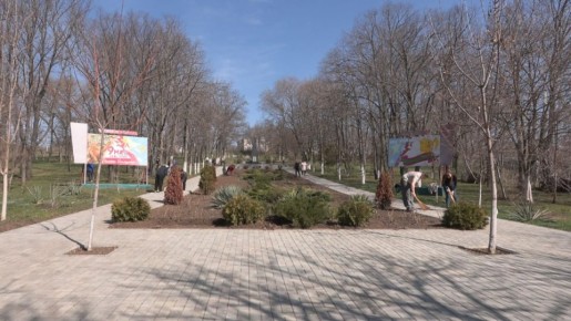 Парк Победы в селе Гиска приводят в порядок к майским праздникам