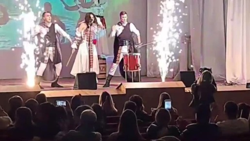 Студенты устроили фаер-шоу в ПГУ, а по сцене бегал дракон