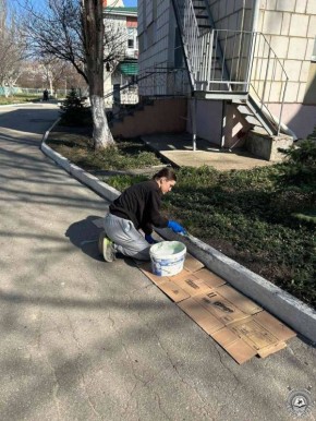 Курсанты Тираспольского юридического института МВД ПМР помогли Республиканскому Дому ребёнка: убрали территорию, побелили бордюры, обкопали деревья