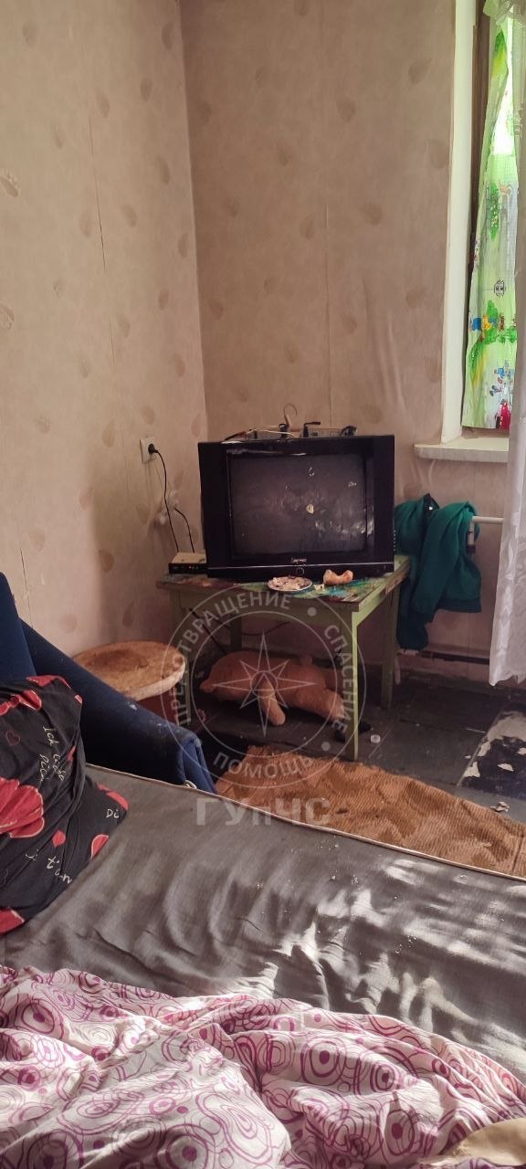 Накануне вечером в Тирасполе на Балке прохожие заметили детей, играющих на подоконнике с открытым окном на пятом этаже, и вызвали милицию и пожарных