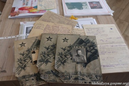 В Слободзее поисковики отряда «Память и Слава» передали правнуку Андрею Жало личные документы его прадеда – участника Великой Отечественной войны Конона Васильевича Мордвинова