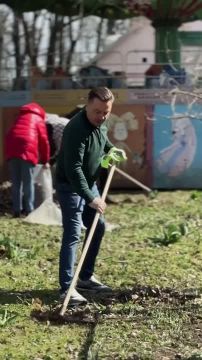 В парке «Победа» прошёл субботник с участием сотрудников госадминистрации Тирасполя и Днестровска, депутатов и более 70 волонтёров