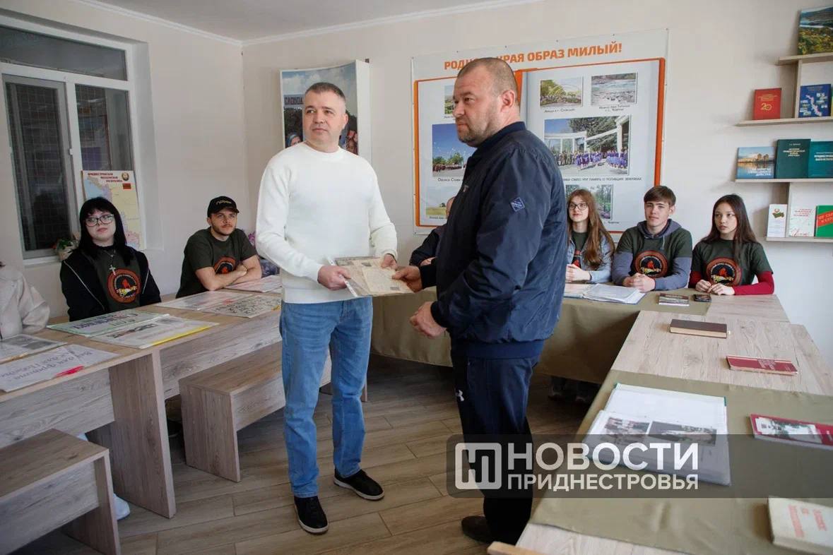 Удостоверения, справки и личные листки – эти документы передали сегодня правнуку участника Великой Отечественной войны Конона Мордвинова