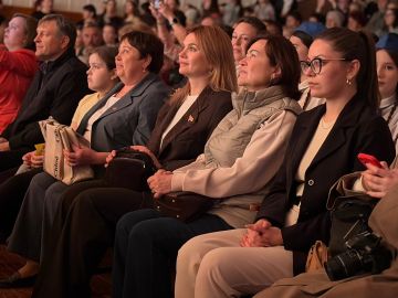 Торжественно открыли фестиваль гости, чья поддержка и внимание помогают сохранять наше бесценное культурное наследие: депутат Верховного Совета ПМР Наталья Ситкина, председатель Совета народных депутатов Любовь Золотникова...